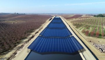 Farmy solarne budowane nad kanałami nawadniającymi będą walczyć z suszą