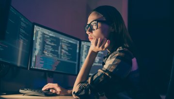 Tylko co trzecia kobieta pracująca w branży IT ukończyła studia informatyczne