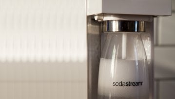 Tanie napełnianie butli SodaStream – stacjonarnie czy online? Sprawdzamy.