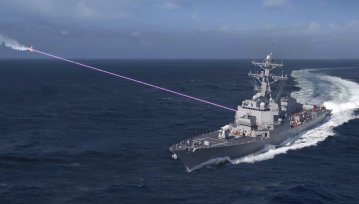 Czy to Superman, czy to Cyclops? Nie, to amerykański statek strzela laserami!