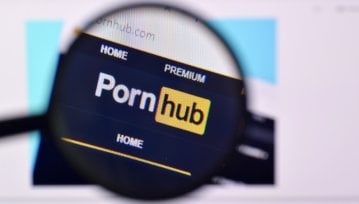 Pornhub odfiltruje nieletnich lub zostanie zablokowany. Francuski regulator robi porządek z serwisami +18