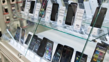 Jak nasi operatorzy informują o cenach smartfonów w promocji? Źle