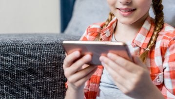 Polskie dzieci dorastają ze smartfonem – zaczynają w wieku 3 lat