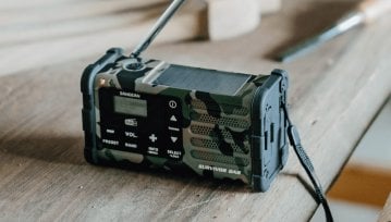 Solidne radio na każde warunki – czyli jakie radio survivalowe wybrać?