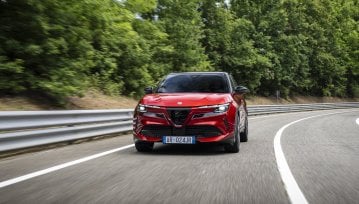 Alfa Romeo Junior Elettrica Veloce: 280 KM frajdy z jazdy po krętej drodze i torze. Test