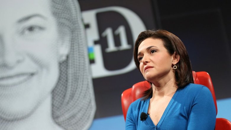 COO Facebooka - Sheryl Sandberg - tłumaczy proces wdrażania nowości i broni Facebook Home