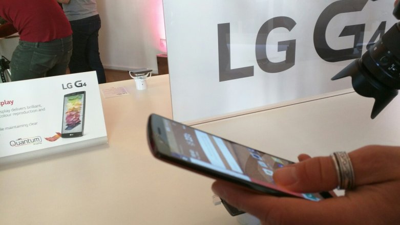 LG G4 - pierwsze wrażenia. To pierwszy, tak dobrze dopasowany do dłoni i przyjemny w dotyku smartfon