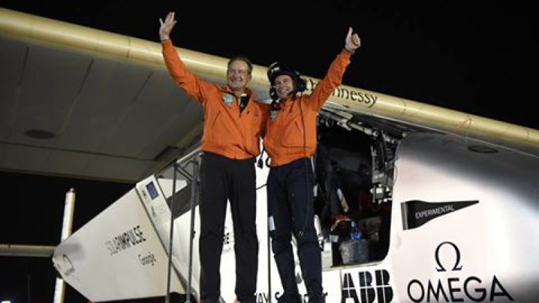 Udało się: Solar Impulse 2 zakończył lot dookoła globu. Nie zużył ani kropli paliwa!