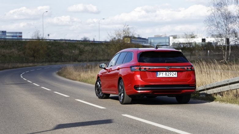 Volkswagen Passat 2024 z Travel Assist: autonomiczna jazda autostradą i asystent jazdy w miejskich korkach. Test